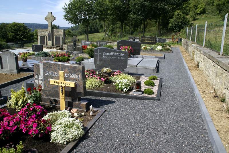 Unser Friedhof wird verschoenert 2008 Bild Nr.021